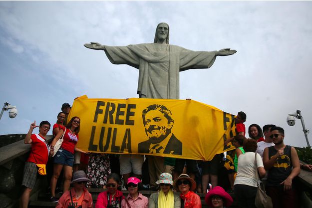 Meme-en-prison-Lula-reste-favori-de-la-presidentielle-au-Bresil